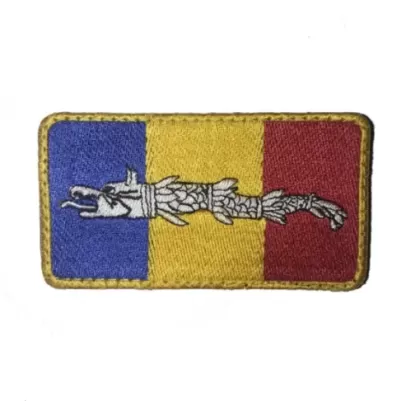 EMBLEMA CU SCAI BRODATA LUPUL DACIC TRICOLOR CONTUR GALBEN