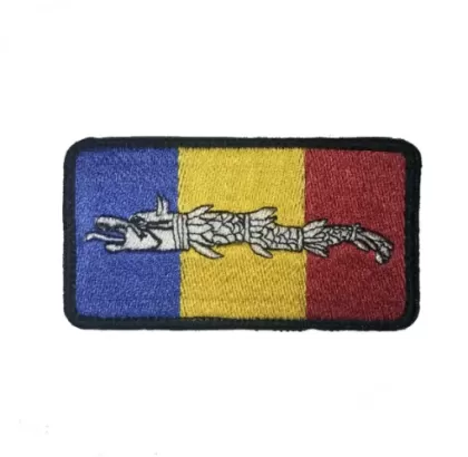 EMBLEMA CU SCAI LUPUL DACIC TRICOLOR BRODATA CONTUR NEGRU,BRAT STANG 9X5 CM