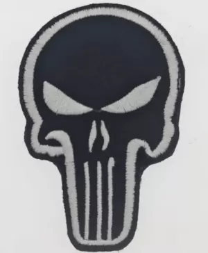 PUNISHER SİYAH BEYAZ KAFATASI İŞLEMELİ ROZET
