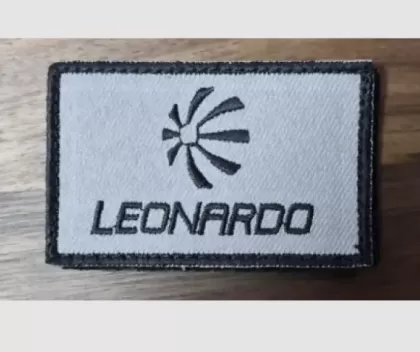 SCRITTA LEONARDO BADGE NERA 8X5.1 CM