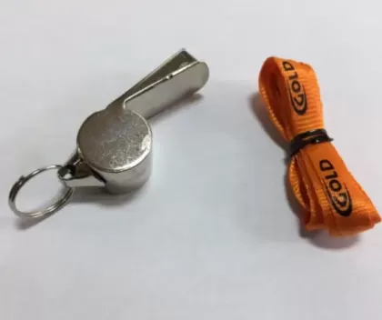 משרוקית מתכת עם כדור שעם ושרוך כתום