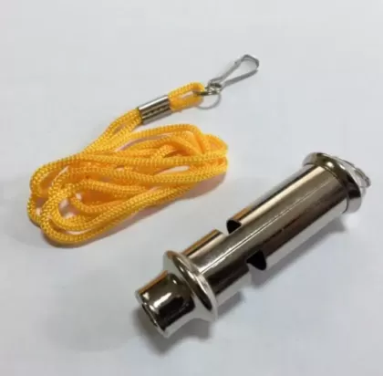 SIFFLET EN MÉTAL AVEC CORDON JAUNE